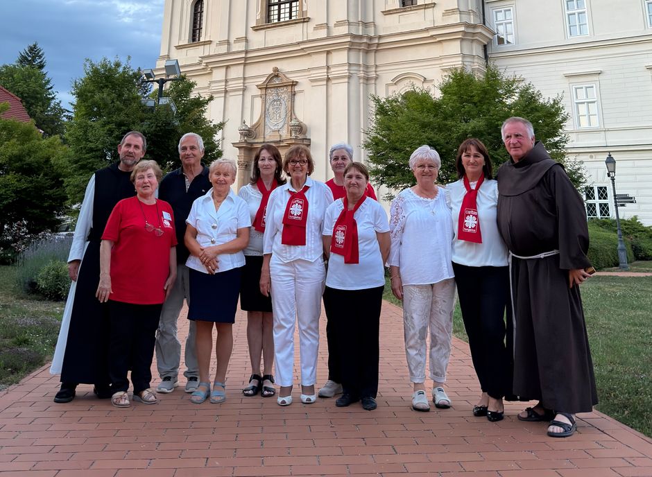 A zirci karitász csoport tagjai Böjte Csaba ferences rendi szerzetessel, Barna Tamással, a Balatoni Csillagösvény Missziós Körút megálmodójával és Huszár Lőrinc plébános atyával a szentmisét megelőzően (Kép forrása: Csombor Mariann)
